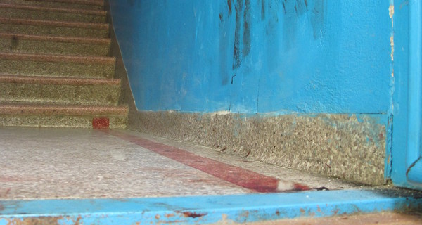 Подъезд, в котором расстреляли мэра Феодосии, до сих пор испачкан кровью