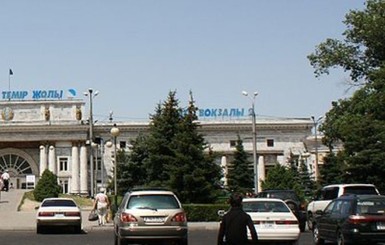 Два пассажирских поезда столкнулись на вокзале в Алматы