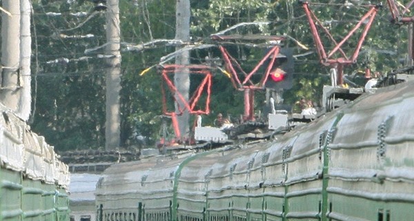 В Москве девушка "поджарилась", катаясь на крыше электрички