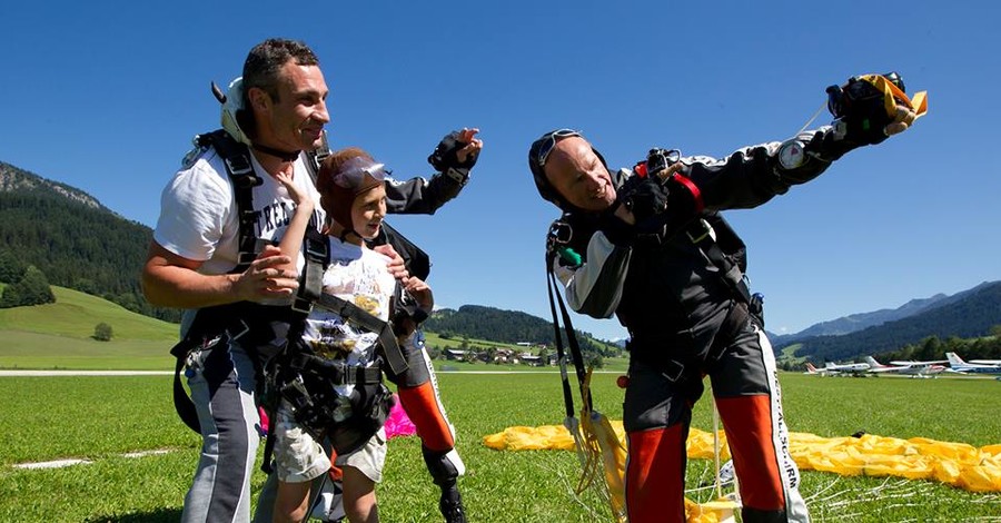 Виталий Кличко совершил семейный прыжок с парашютом