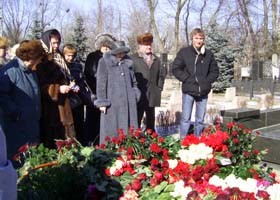 На могилу Кушнарева снова несли цветы 