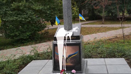 В Киеве неизвестные облили краской и пытались взорвать памятник воинам АТО
