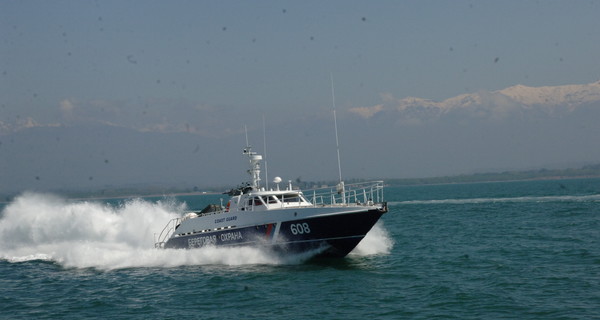 Выжившего после аварии в Азовском море рыбака не выпускают из России