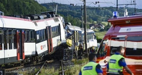 Столкновение поездов в Швейцарии: машиниста вырезали из локомотива
