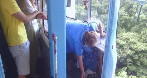 К водителю киевского фуникулера прямо в кабину пришла белка