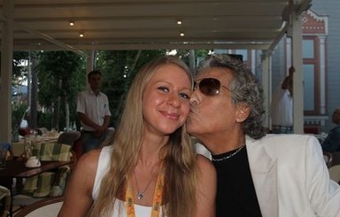 70-летнего Тото Кутуньо в Юрмале застукали целующимся с юной блондинкой