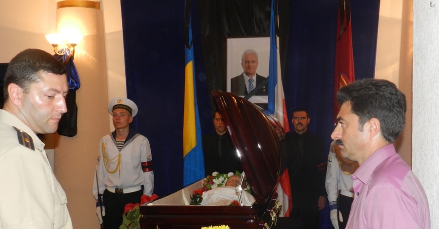 На похоронах мэра феодосийцы плакали и называли должность градоначальника проклятой