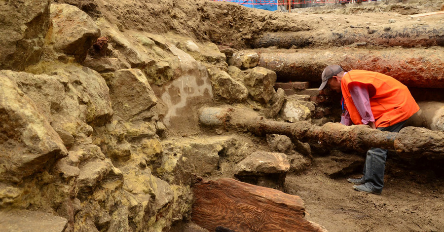 Археологи раскопали на Городоцкой древний мост через реку
