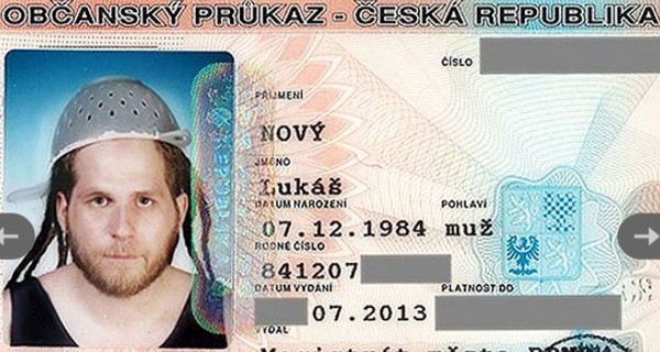 Житель Чехии сфотографировался на документ с дуршлагом на голове из 