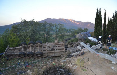 В Крыму опрокинулся грузовик с пивом: водитель погиб на месте