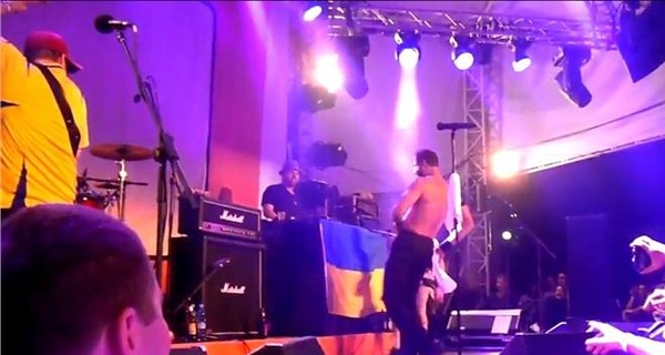 Новый прокол Bloodhound Gang: басист помочился на флаг Украины