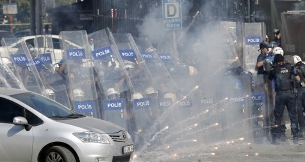 Турецкая полиция снова разогнала демонстрантов в Стамбуле водометами и слезоточивым газом 