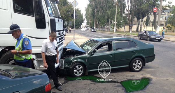 Масштабное ДТП в Одессе: одна машину въехала в фуру, вторая - в стену