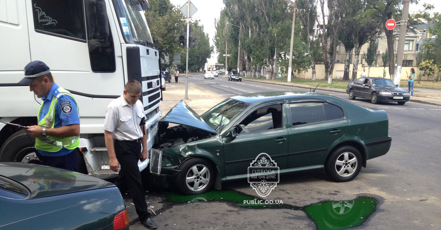 Масштабное ДТП в Одессе: одна машину въехала в фуру, вторая - в стену