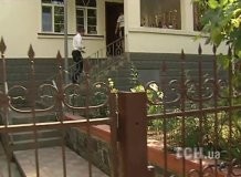 Ректор-взяточник Мельник после выписки из больницы лакомится арбузом у родственников