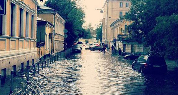 Мощный ливень затопил улицы в Москве: по колено воды и шестибалльные пробки