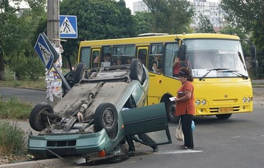 В Мариуполе авто перевернулась вверх тормашками: пассажиры выжили чудом