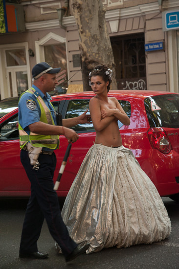 Центр Одессы застрял в пробке из-за фотосессии с обнаженной моделью