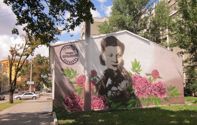 Стены зданий украсили огромные портреты Шульженко и Ландау