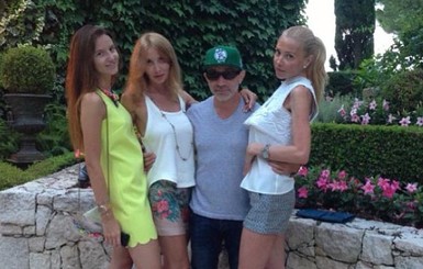 Геннадий Кернес отдыхает с девушками-красавицами