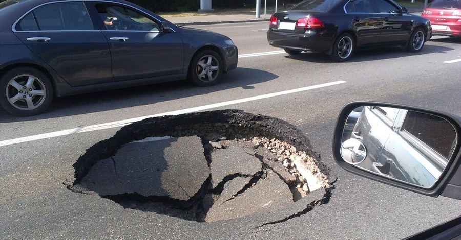 В Киеве провалился асфальт