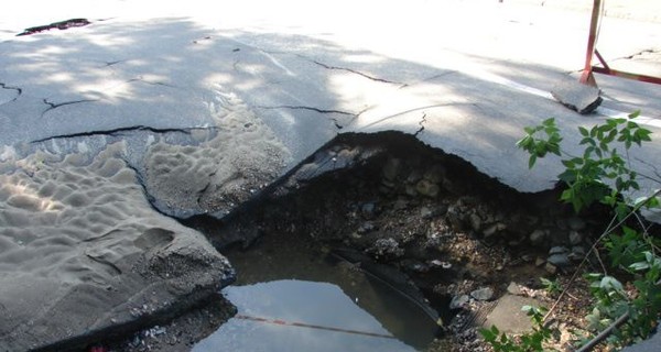 На бульваре Дружбы народов прорвало трубу: проезжая часть покрылась трещинами