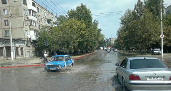 Ливень в Керчи за 20 минут затопил центр города: машины плыли по дорогам