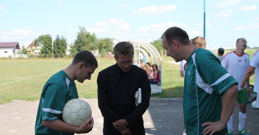 Священники сыграли в футбол с депутатами за участок на кладбище 