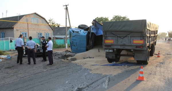 ДТП под Запорожьем: трое погибли, проезжую честь засыпало пшеницей