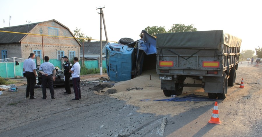 ДТП под Запорожьем: трое погибли, проезжую честь засыпало пшеницей