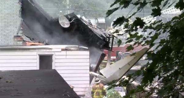 В США самолет рухнул на жилые дома