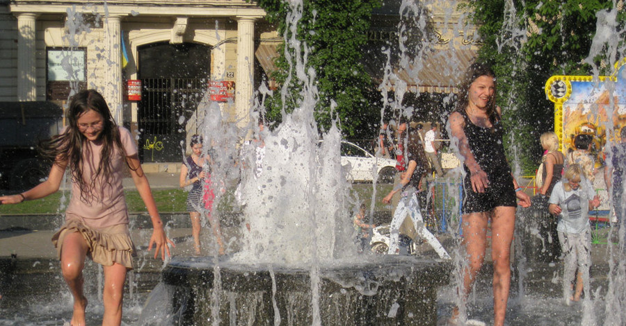 Как Львов переживает самые жаркие дни лета: Горят торфяники и мусорные свалки, а люди охлаждаются в фонтанах.