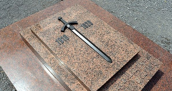 Во Львове хотят заменить польский меч-щербец католическим крестом