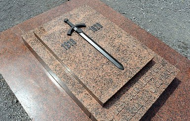Во Львове хотят заменить польский меч-щербец католическим крестом