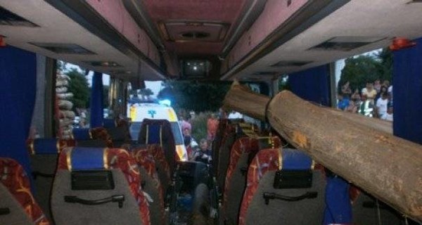 Во Франции перевернулся автобус, а в Румынии - попал под бревно 