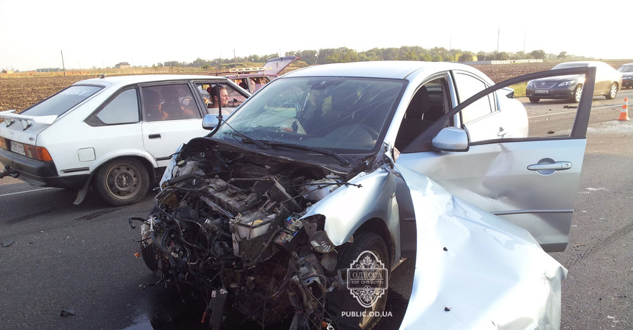 Под Одессой водитель иномарки спровоцировал масштабную аварию, выехав на встречную полосу
