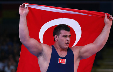 Турецкого призера Олимпиады-2012 дисквалифицировали за расистские твиты об армянах и греках
