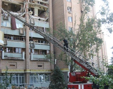 На руинах взорвавшейся в Луганске высотки нашли газовые баллоны 
