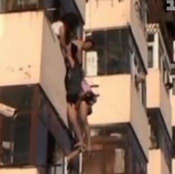 Женщину, выпавшую из окна, держали соседи сверху и снизу 