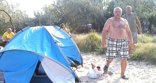 Под Одессой супружескую пару избили амбалы с битами