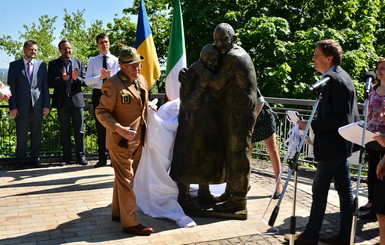 Он открыл памятник, но дом в Украине так и не купил 