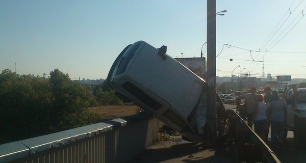 В Киеве авто едва не слетело с Московского моста, зависнув на ограде