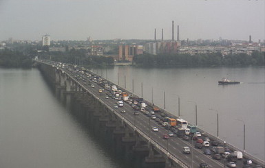 В Днепропетровске Новый мост парализован из-за аварии