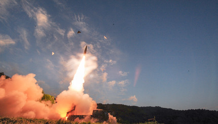 Южнокорейские войска уничтожают ракету