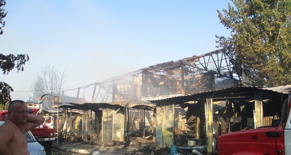 Из-за пожара в одесском пансионате постояльцам пришлось спать на пляже