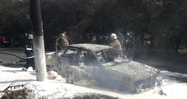 В Бердянске автомобиль вспыхнул во время движения
