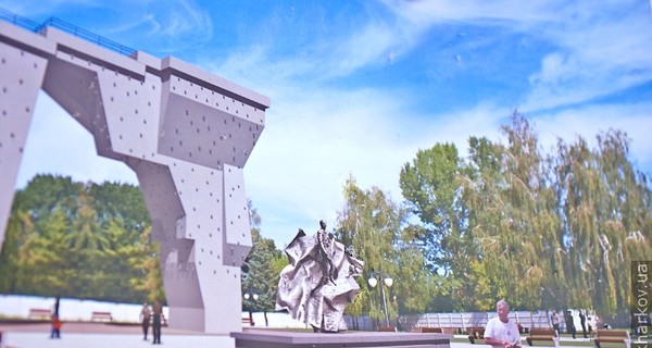 В Харькове начали устанавливать памятник Высоцкому