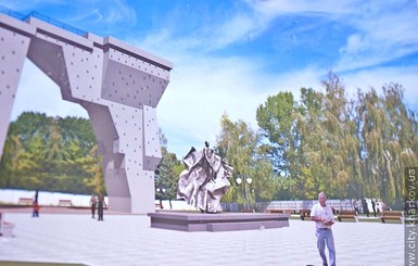 В Харькове начали устанавливать памятник Высоцкому