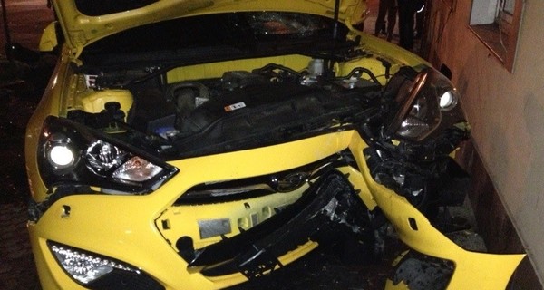 В Одессе иномарка снесла светофор и въехала в жилое здание