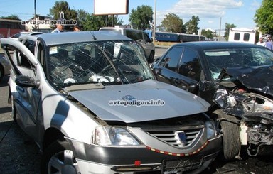 В Киеве столкнулись две легковушки и грузовик: один из водителей умер на месте